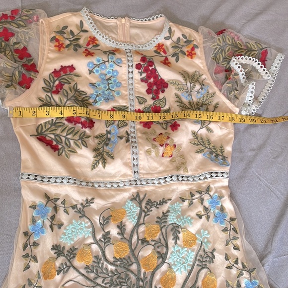 NWOT Cream Embroidered Anthropologie Style Dress Size Medium - Picture 7 of 10